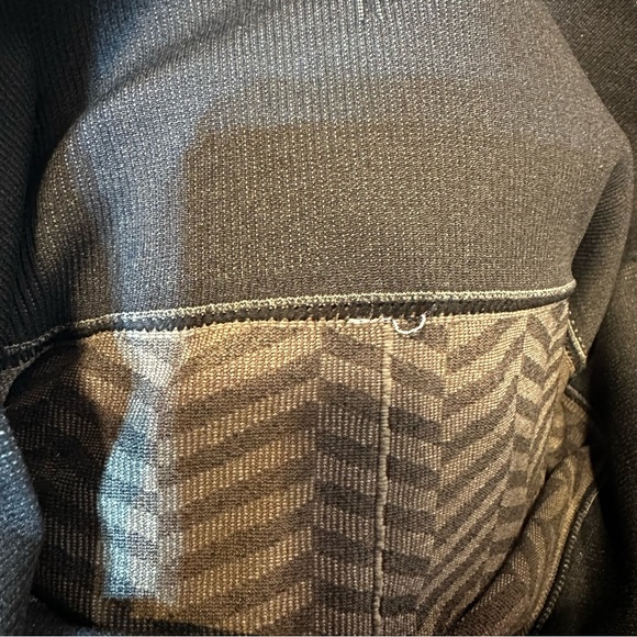 Women's Lululemon In The Flow Crop II Fatigue Green Black Chevron - Picture 8 of 15